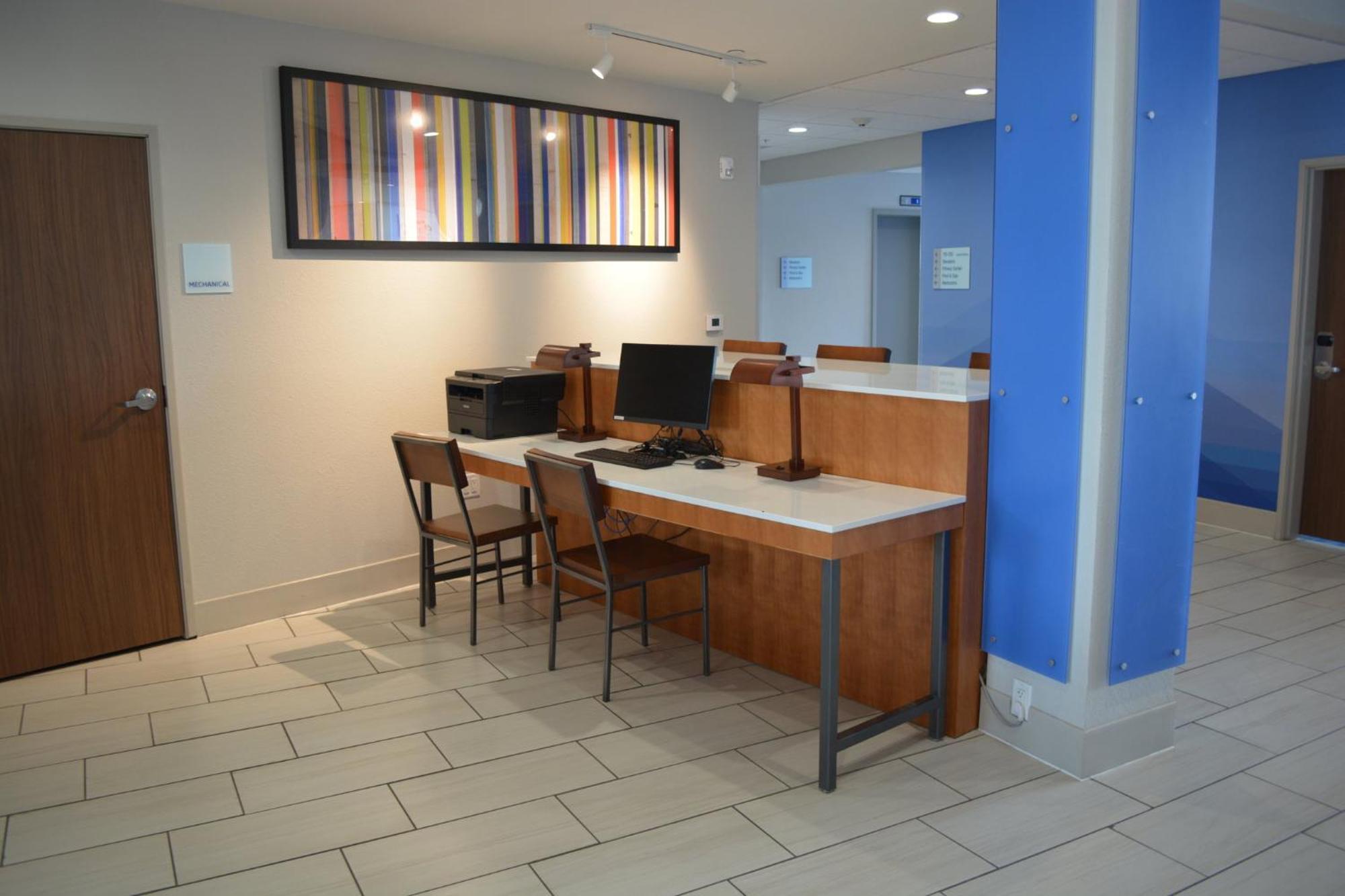 Holiday Inn Express & Suites Liberal Exterior photo